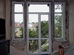 монтаж двери и окна на балконе